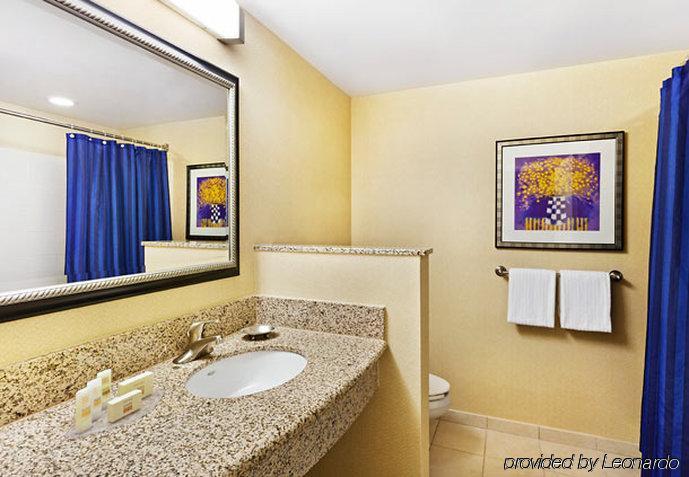 Courtyard By Marriott Galleria Hotel